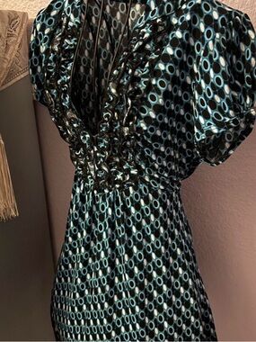 Women’s Y2K Geometric Ruffle-Trim V-Neck Blouse With Tie Back Size Medium